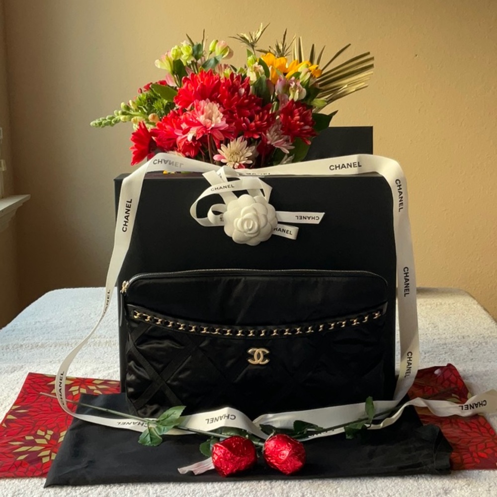 🌹 CHANEL LARGE POUCH WITH FOLDABLE TOTE BAG 🌹NWT🌹 - Picture 1 of 16